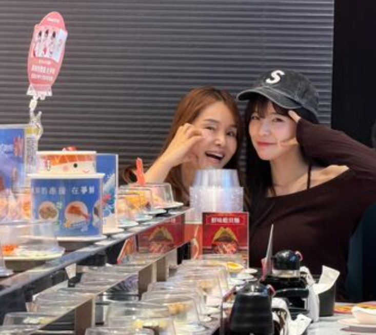 李多慧媽媽被誤認成助理姐姐。（圖／翻攝Threads）